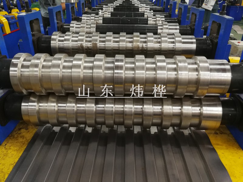 車(chē)廂板成型機(jī)